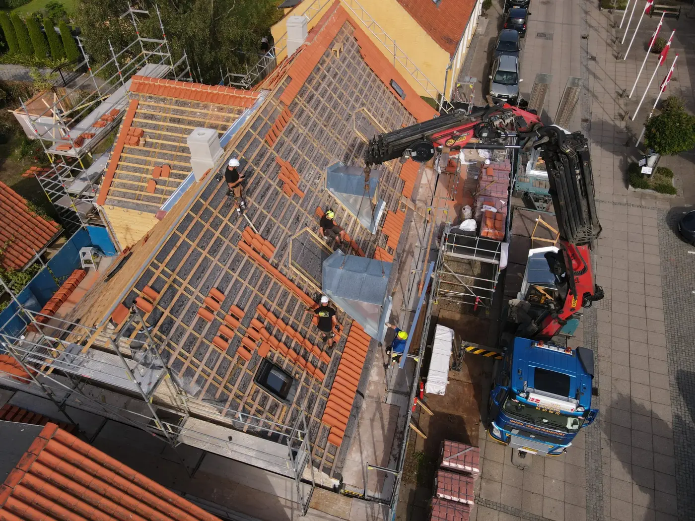 Drone-luftfoto af tagrenovering på Lolland-Falster
