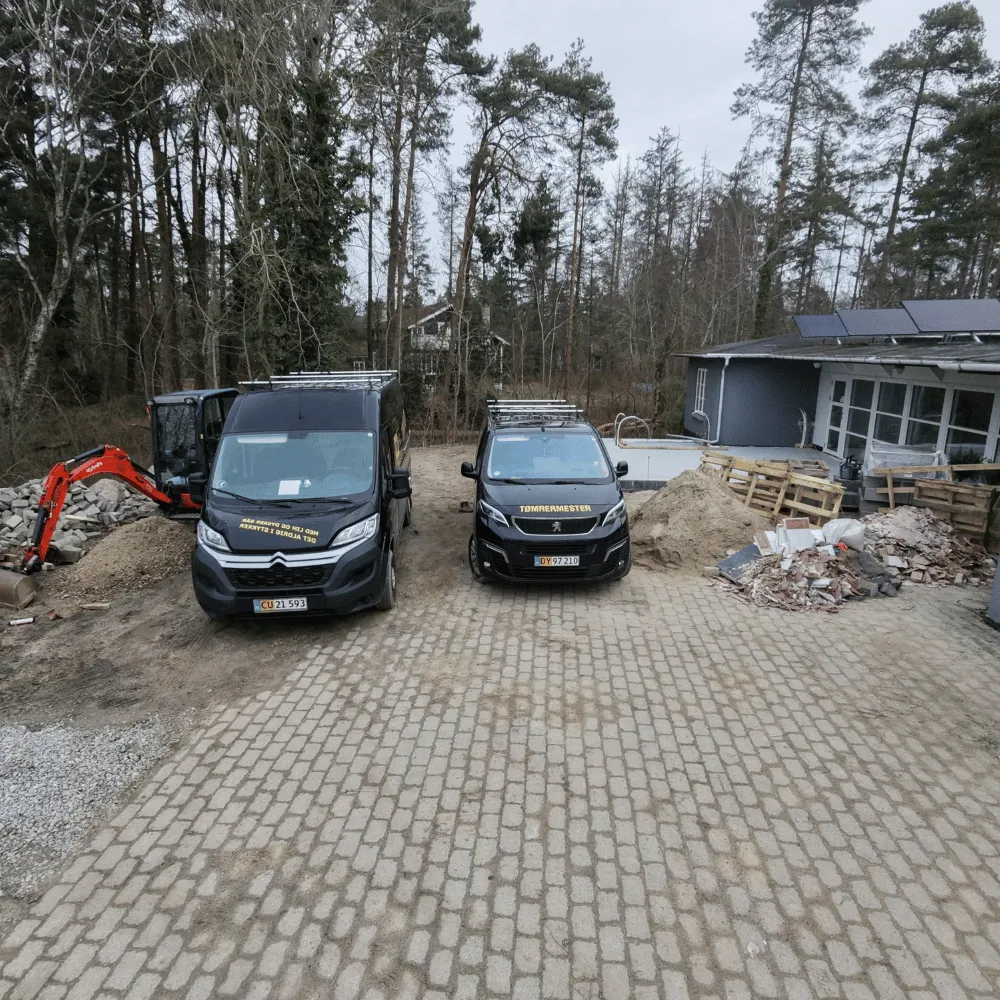 Lokal tømrer fra Sakskøbing arbejder på terrasse