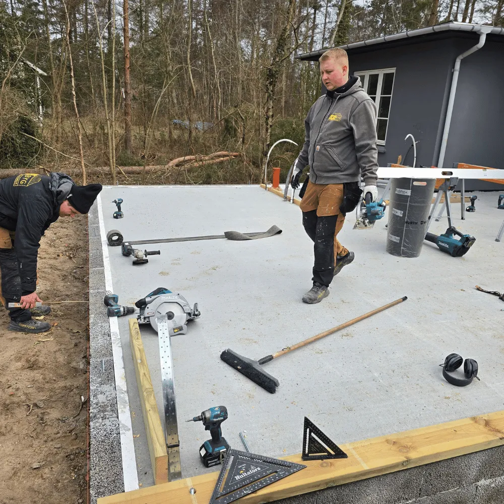 Stort terrassemiljø med plads til grill og familie