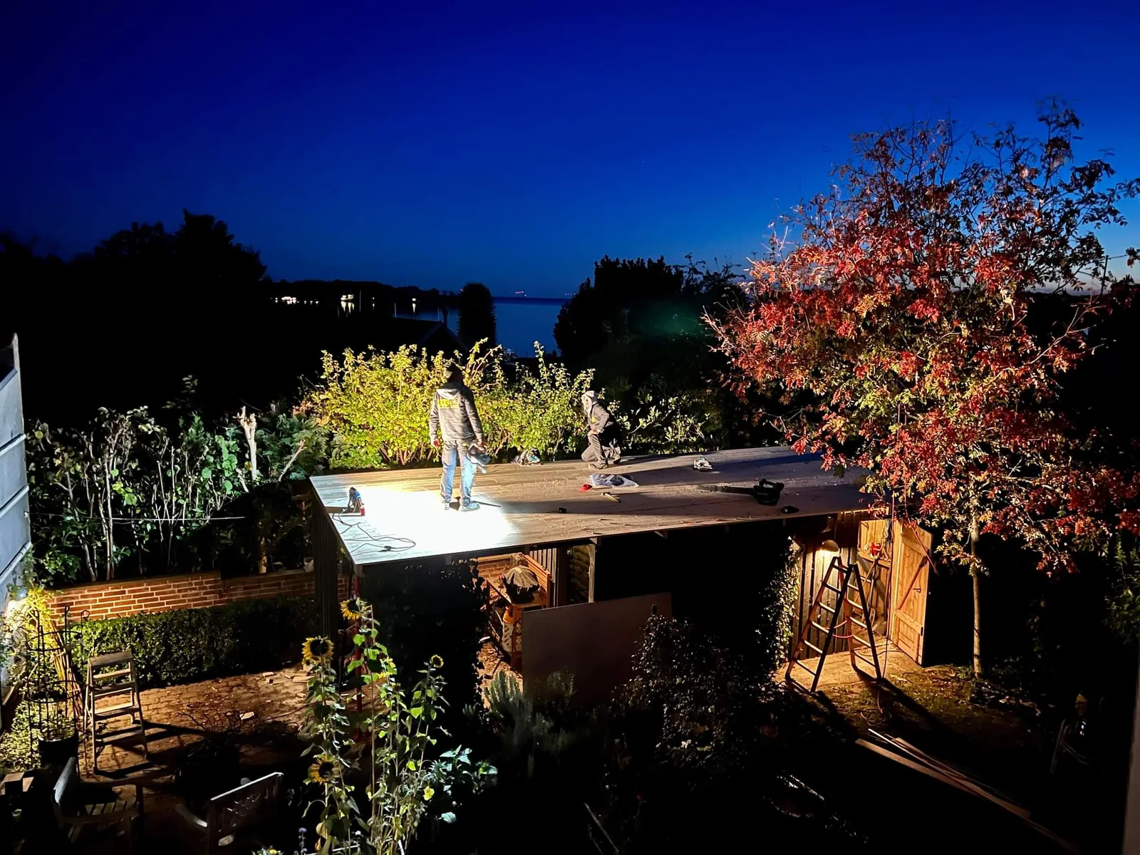 Stort terrassemiljø med plads til grill og familie