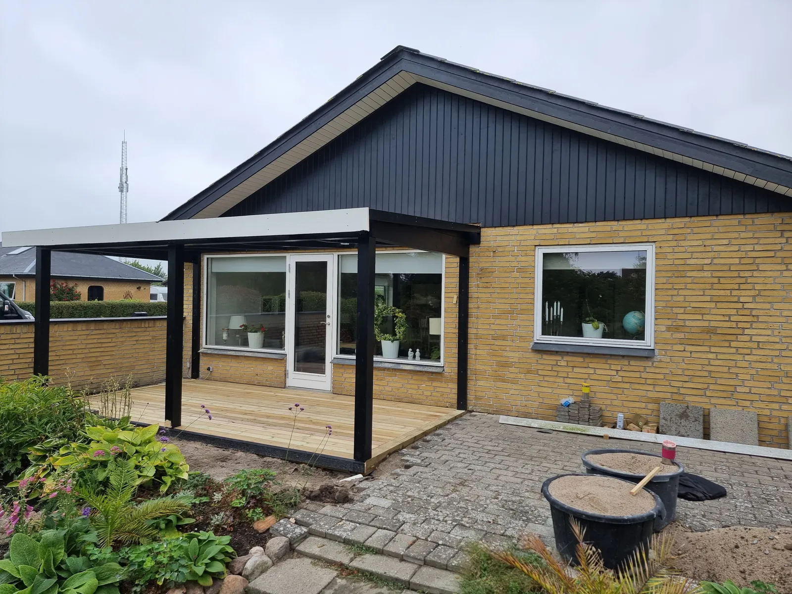 Overdækket træterrasse bygget af CBV Byg på Lolland-Falster
