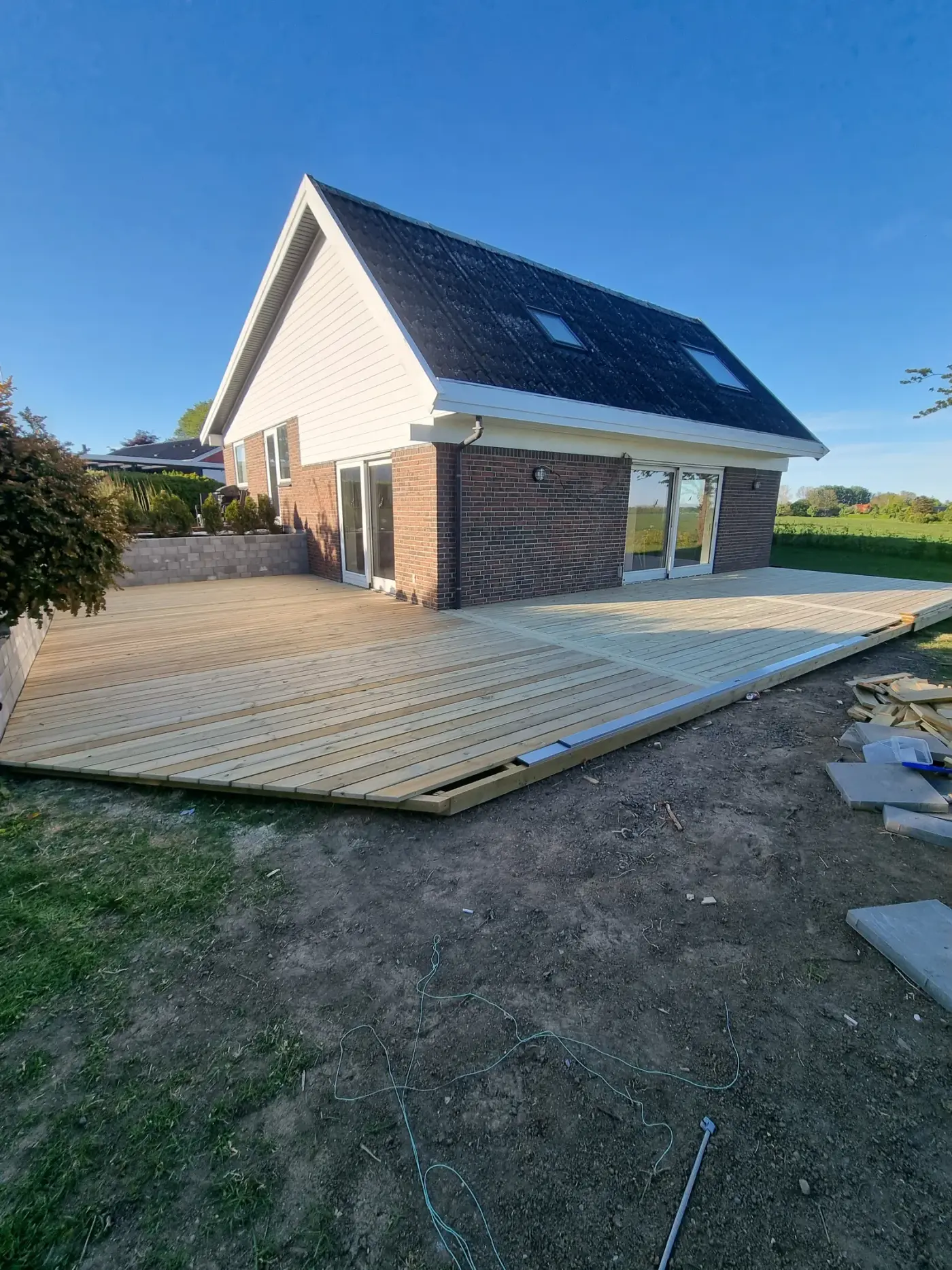 Stor ny træterrasse bygget af CBV Byg ved villa på Lolland-Falster