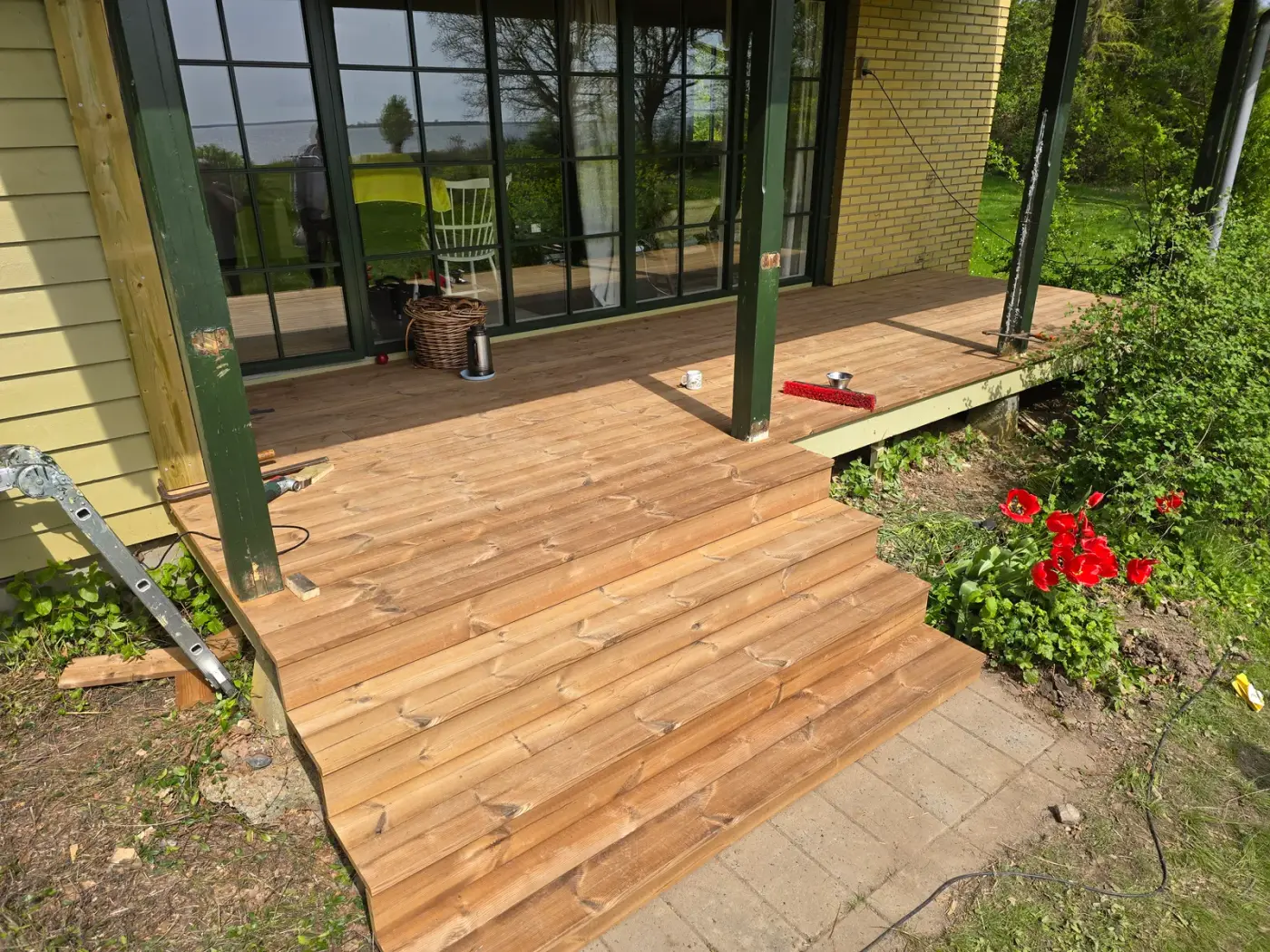 Ny træterrasse med trin op til glasveranda bygget af CBV Byg